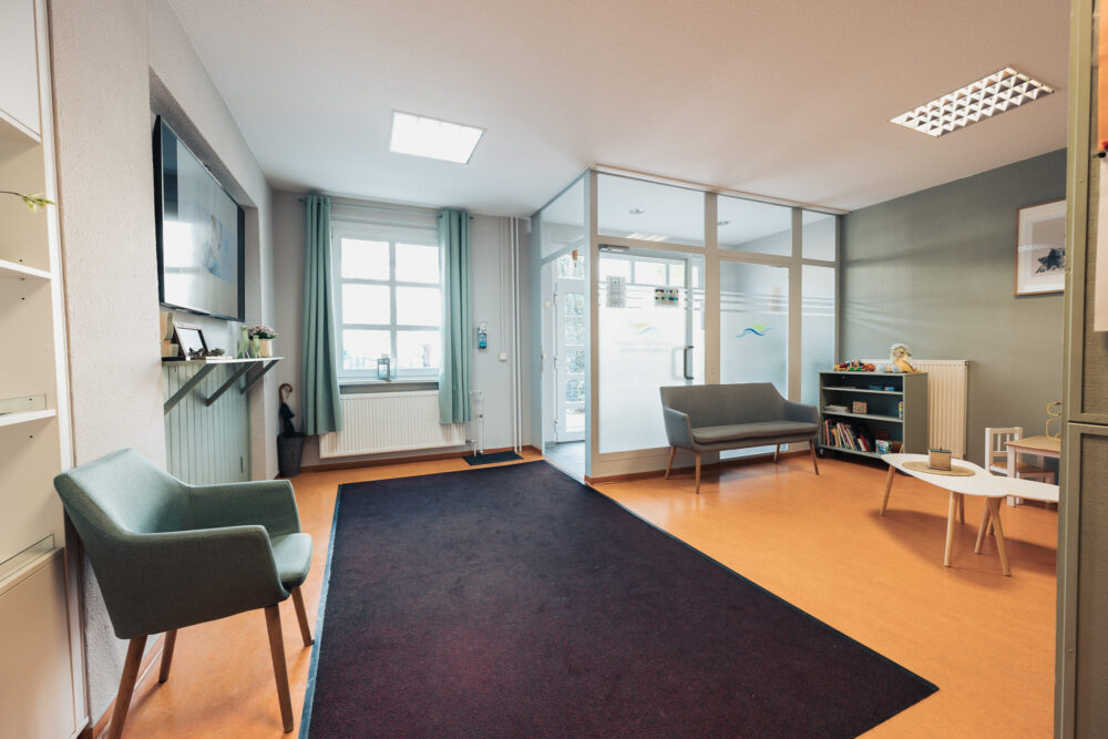 Heller, einladender Wartebereich der Ergotherapie Timmer in Berlin-Köpenick